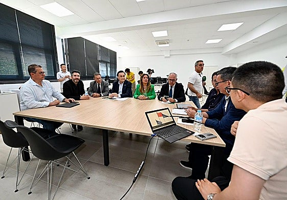 El consejero Gómez Villamandos durante su visita al Parque Científico-Tecnológico del Transporte en Linares.