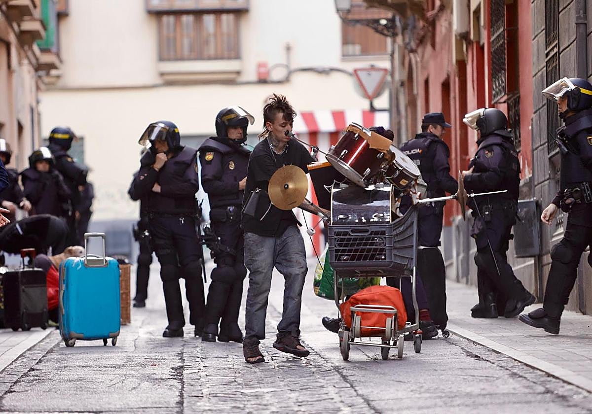 Veinte okupas abandonan el edificio de la calle Azacayas tras la intervención de la Policía