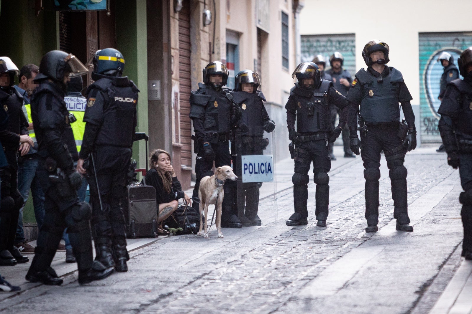 El desalojo de los okupas de la calle Azacayas, en imágenes