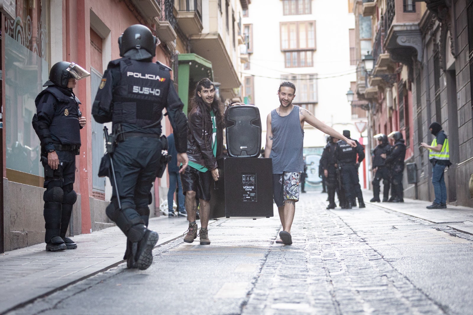 El desalojo de los okupas de la calle Azacayas, en imágenes
