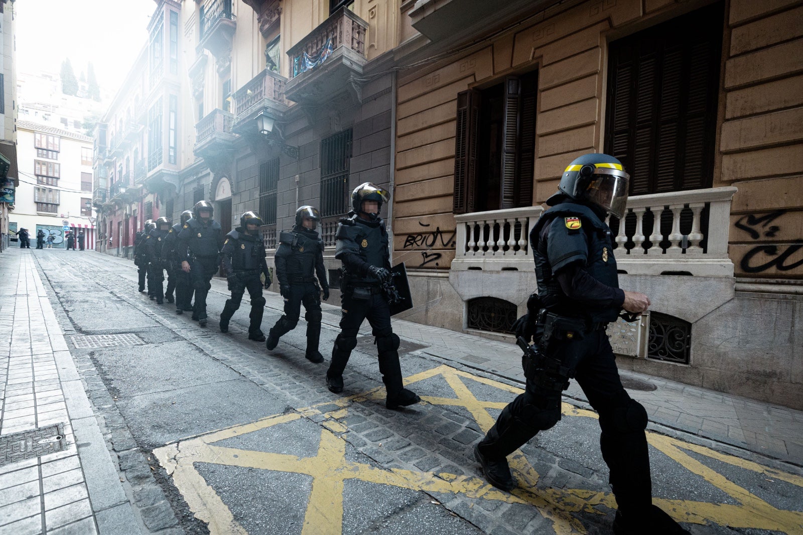 El desalojo de los okupas de la calle Azacayas, en imágenes
