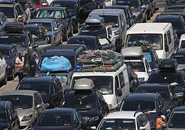 Imagen de archivo de vehículos a la espera de embarcar en el puerto.