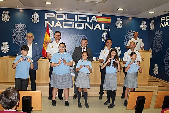 La Policía Nacional entrega en Granada los carnés de CiberExpert@ a 76 niños y niñas de dos centros educativos