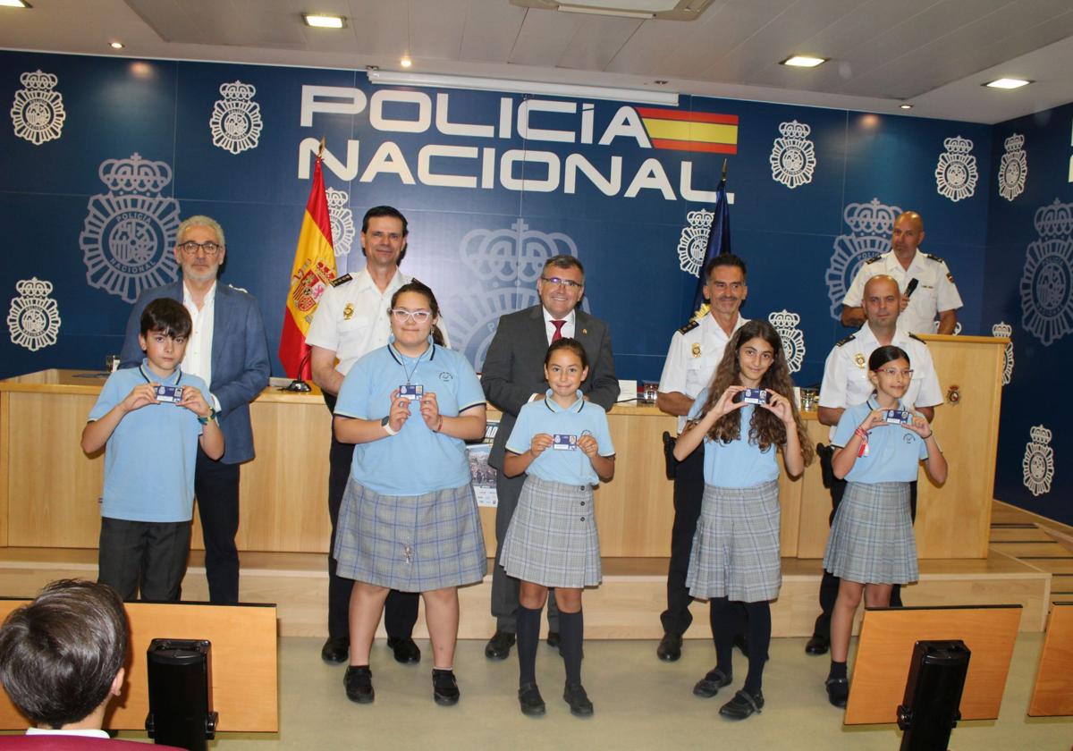 La policía nacional entrega en granada los carnés de ciberexpert@ a 76 niños y niñas de dos centros educativos | ideal