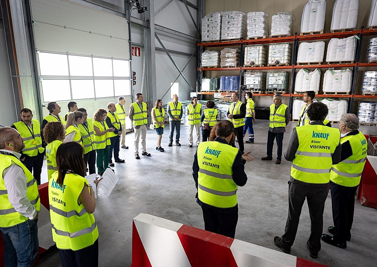 Imagen secundaria 1 - El CEO de la compañía, las autoridades invitadas con los directivos de la empresa y un momento de la visita. 