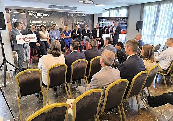 Mesa con los participantes en la presentación de la iniciativa.