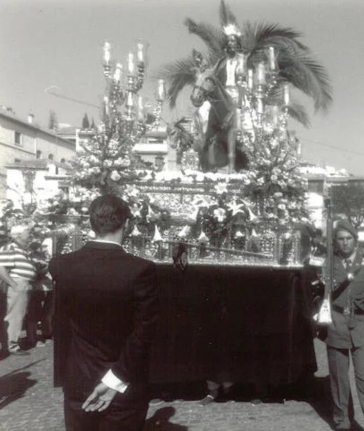 Imagen secundaria 2 - Fotos del Domingo de Ramos de 2025 y la Borriquilla en la Calle Tinajilla en 1989