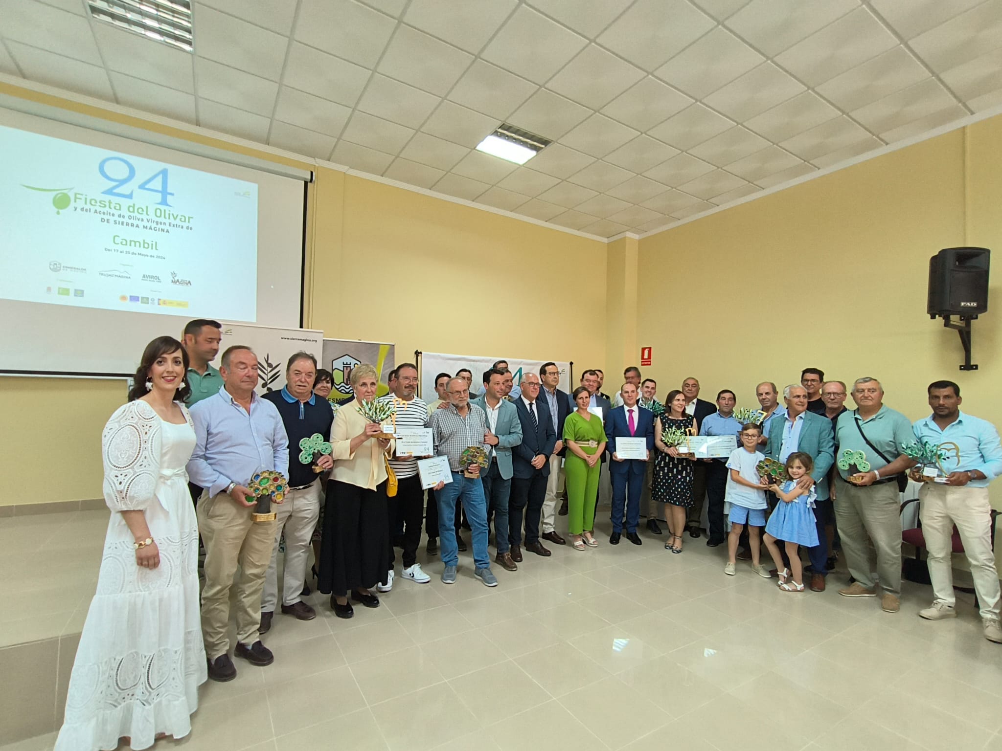 Foto de familia de los premiados en la Fiesta del Olivar en 2024.