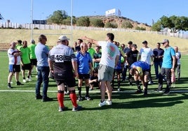 Jaime Nava interactúa con los rugbiers de URA Clan en presencia de Antonio Casimiro.
