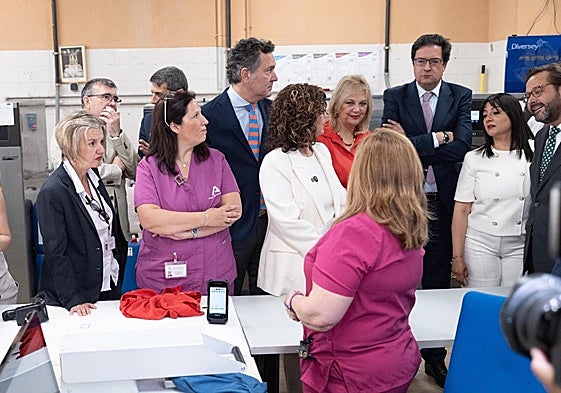El ministro ha visitado la lavandería para ver cómo se aplica la digitalización.