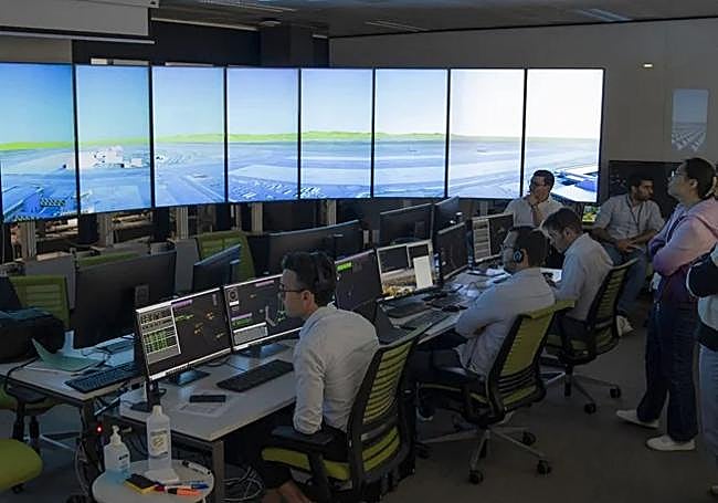 ontroladores simulan en la sede de Enaire una operativa en el aeropuerto malagueño.