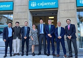 Directivos y empleados de la entidad en la nueva oficina de Cajamar.