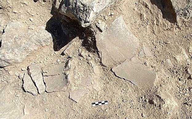 Los materiales argáricos afloran en la excavación.