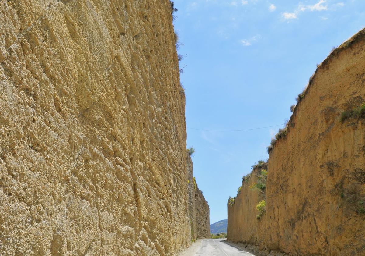 La carretera de Granada construida por centenares de prisioneros a pico y pala