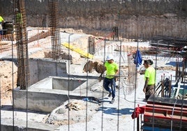 Obras de construcción de un edificio de VPO en Almería.