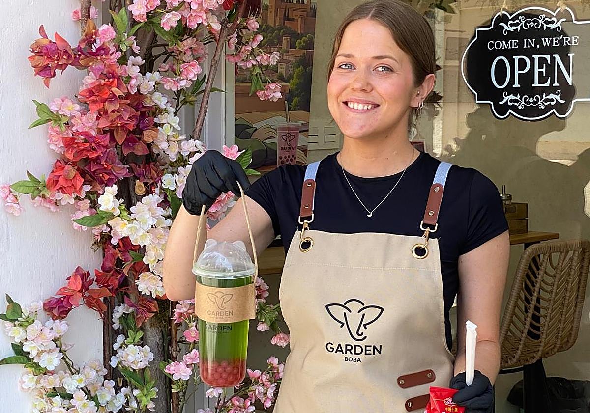 Imagen principal - La moda que arrasa en el centro de Granada: «Es sana, refrescante y llega para quedarse»