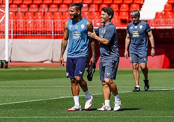 Rubi sonriente junto a Luis Suárez en un entrenamiento.