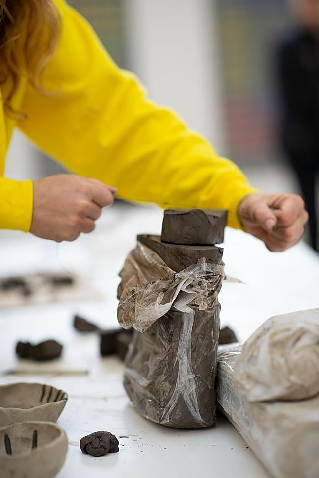 Trabajando en un proyecto escultórico.