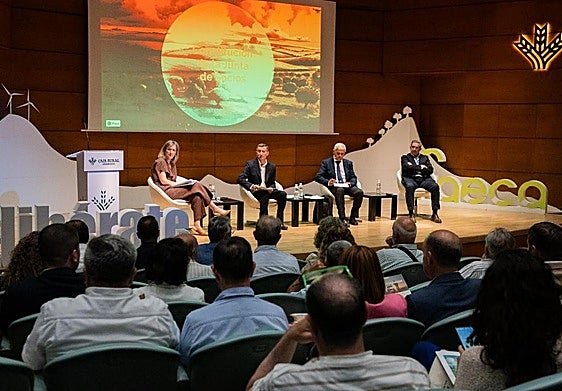 La directiva de Coopertivas Agroalimentarias de Granada durante la asamblea, que se ha celebrado en el auditorio de Caja Rural.