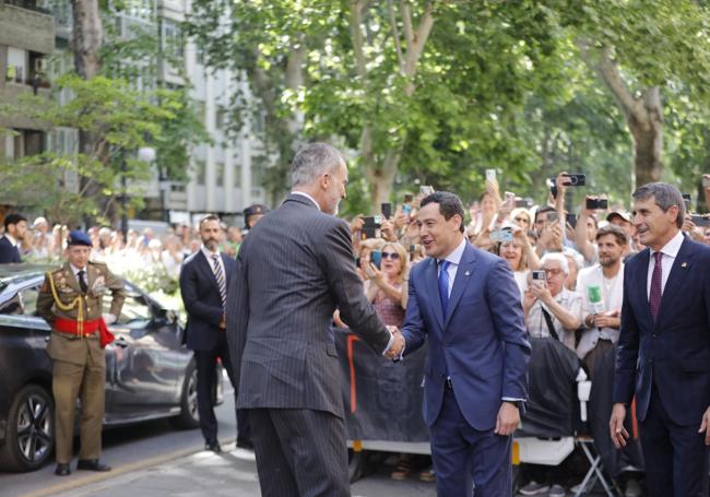 Moreno recibe al Rey en la puerta de la basílica de las Angustias.