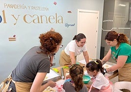 Dos niñas preparan galletas en uno de los talleres.
