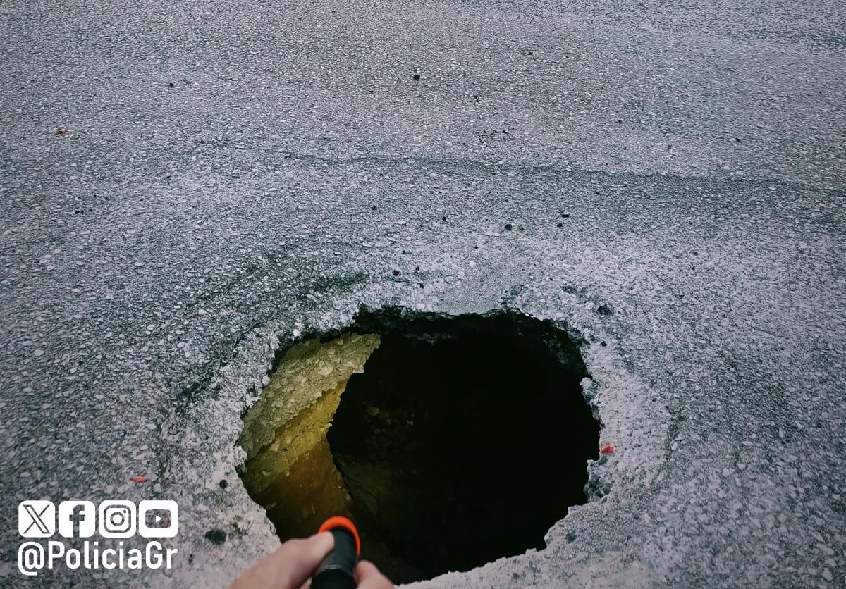 Aparece un socavón en mitad de la carretera de alfacar a su paso por granada | ideal