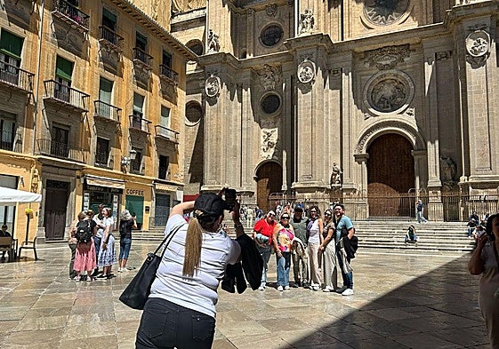 Turistas en la plaza de las Pasiegas el pasado mes de abril.