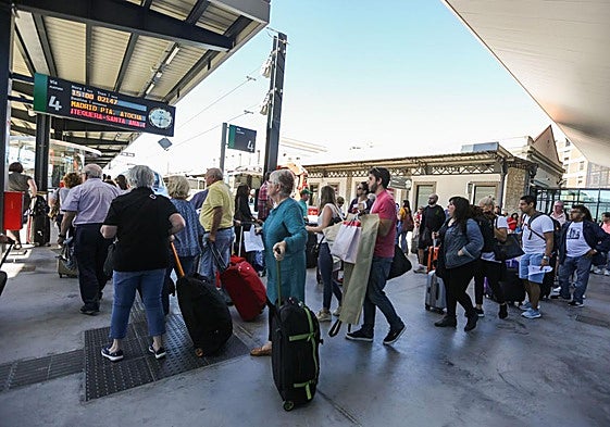 Vox pide el adelanto de los horarios de los autobuses para conectar con el tren madrugador