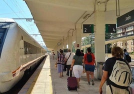 Viajeros en un andén en la capital jienense.