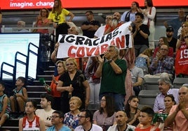 Los aficionados agradecen y reconocen el esfuerzo del Covirán pese al descenso.