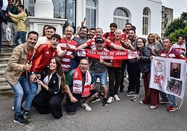 Varios aficionados del Granada posan con Gonzalo Villar durante la llegada del equipo a su hotel en Santander.
