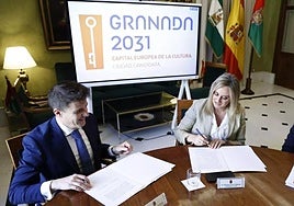 La alcaldesa de Granada, Marifrán Carazo y el presidente de AJE Granada, Carlos Álvarez, firman la adhesión a la candidatura.