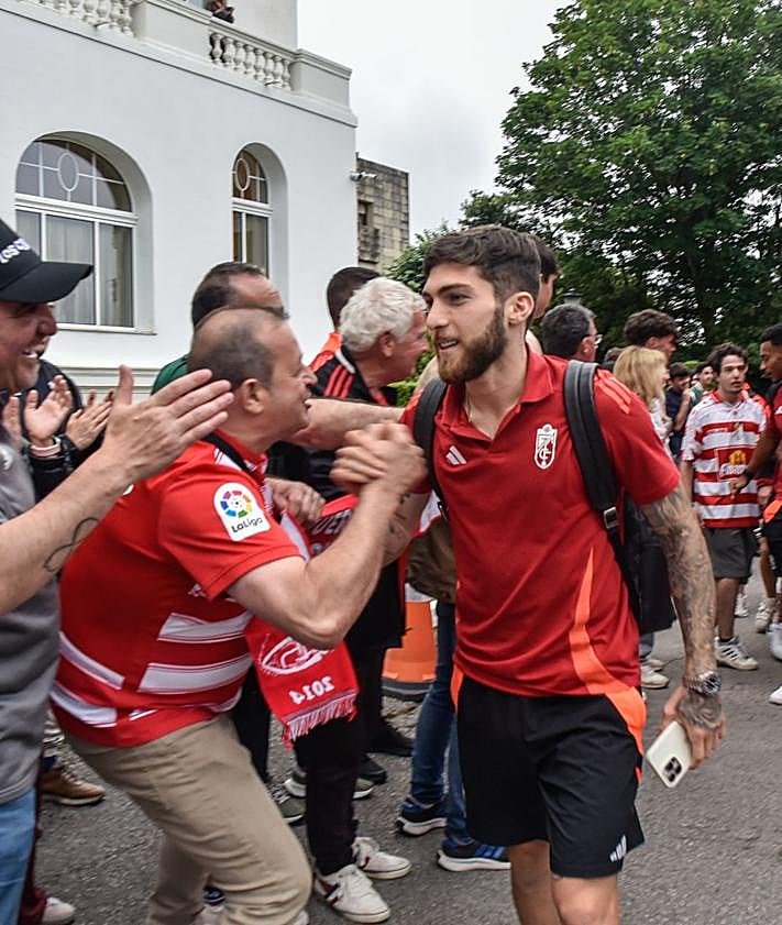 Imagen secundaria 2 - Santander se salpica de rojiblanco