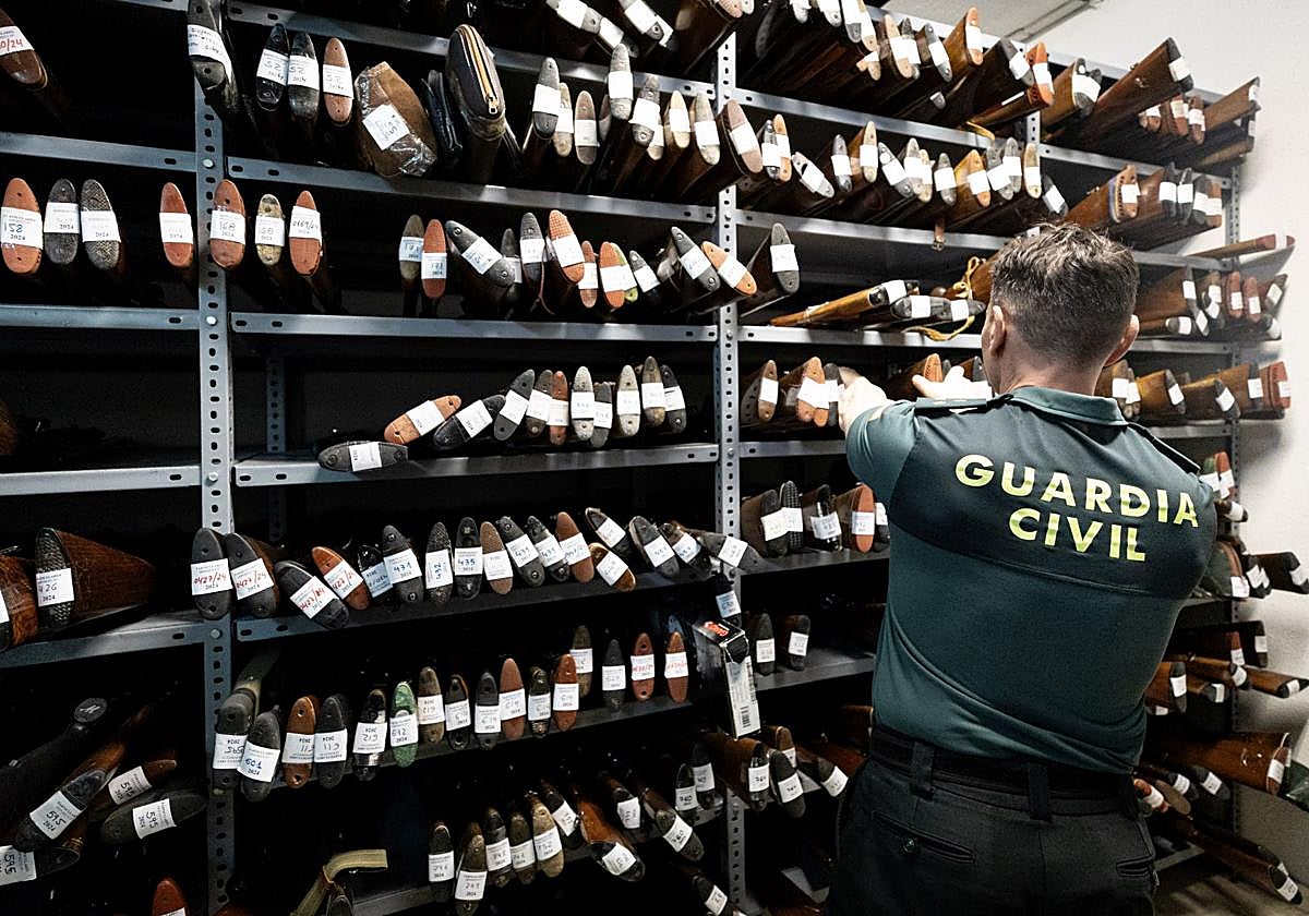 El jefe del área de Intervención de Armas muestra el depósito.