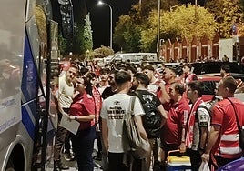 La afición del Granada monta en los autobuses rumbo a Santander.
