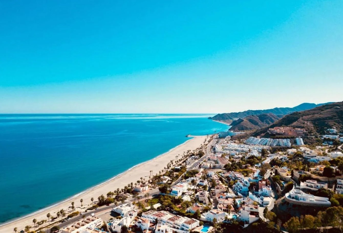 Vista panorámica de la zona de playa del municipio de Mojácar.