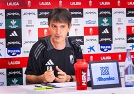 El entrenador del Granada, Pacheta, en rueda de prensa.