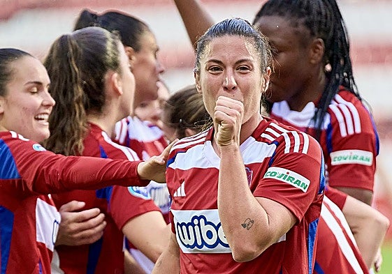 La rojiblanca Cristina Postigo, en primer plano, celebra un tanto en Los Cármenes.