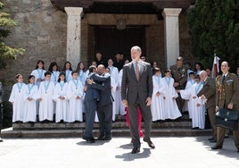 Felipe VI, junto a la Escolanía de Guadix, ayer en Granada.