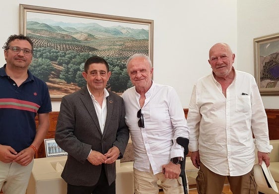 Paco Reyes junto a Paco Segura y acompañados de Jaime Aguilera y Casimiro Morcillo.