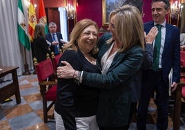 La alcaldesa de Granada, Marifrán Carazo, abraza a la edil de Economía, Rosario Pallarés, tras aprobarse los presupuestos.