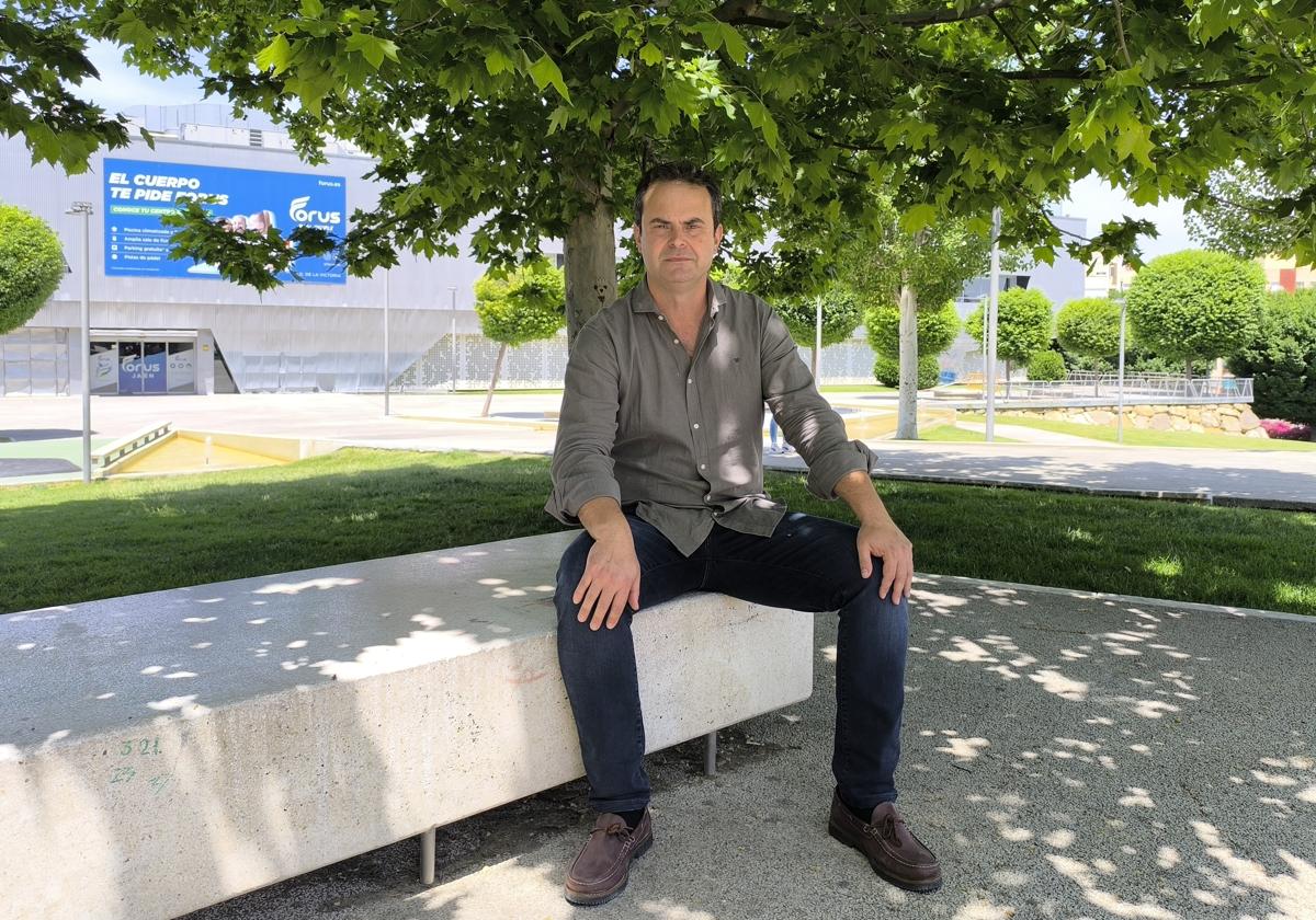Juan Luis Ávila en una zona verde de la capital.