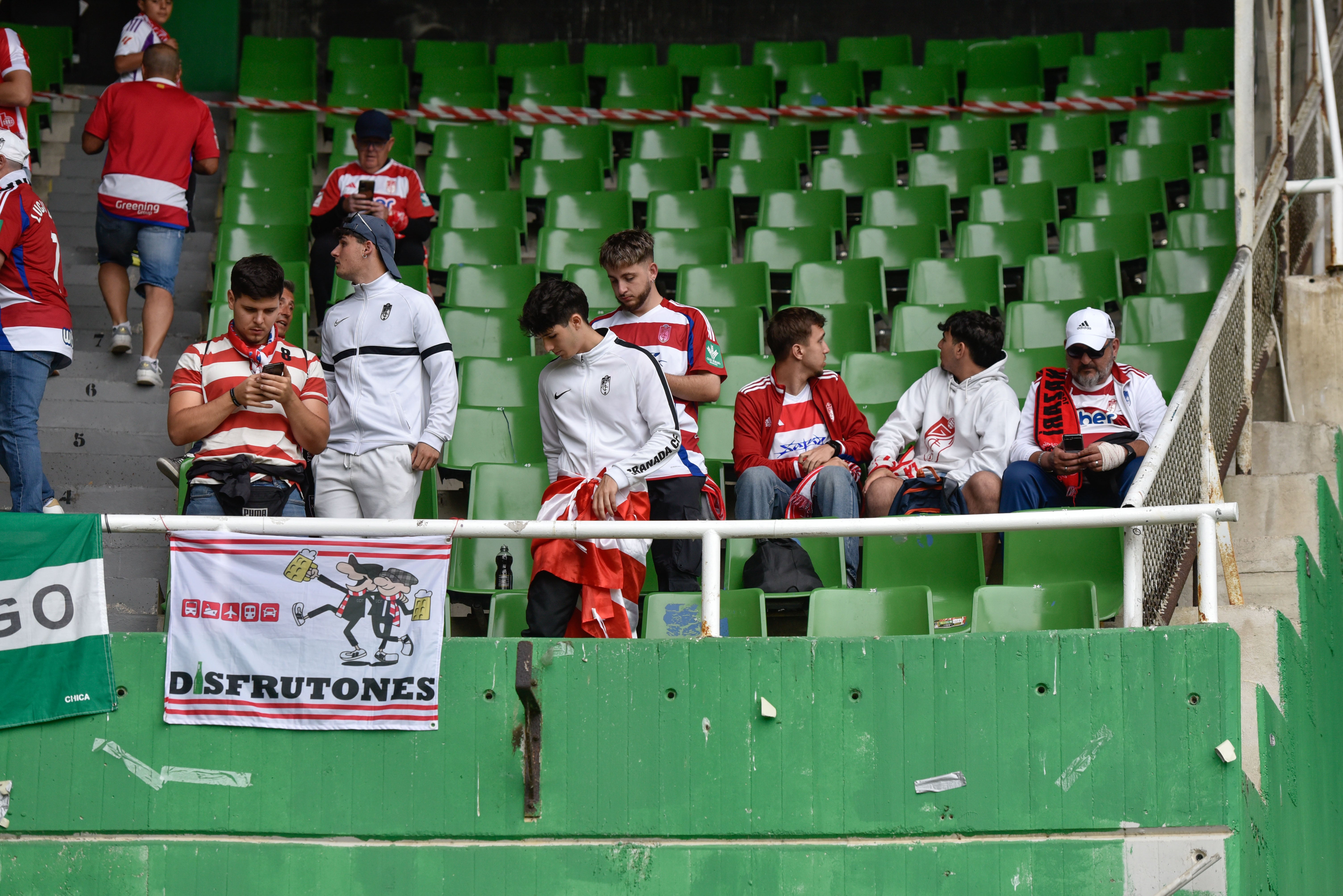 Las imágenes de la afición del Granada en Santander