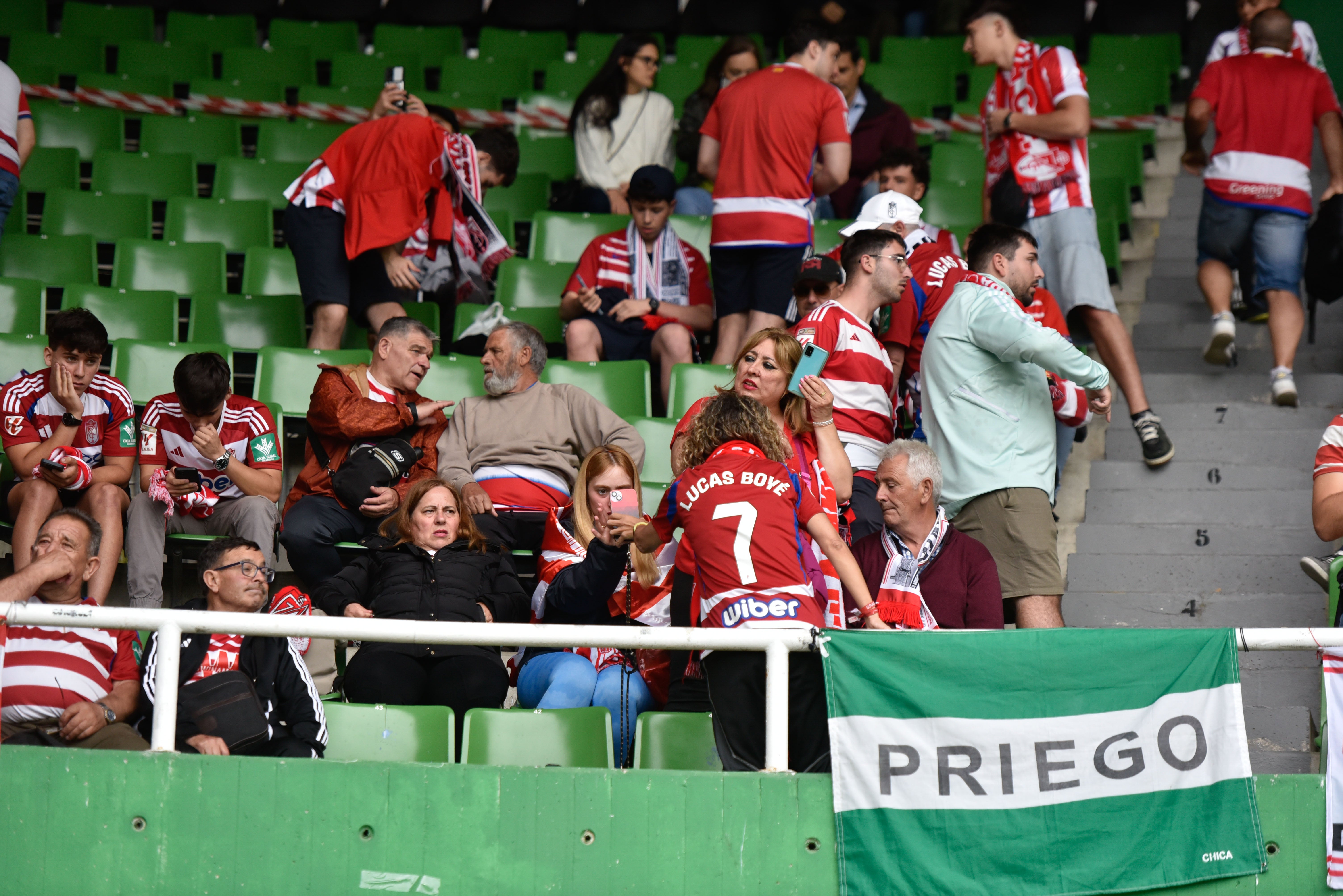 Las imágenes de la afición del Granada en Santander