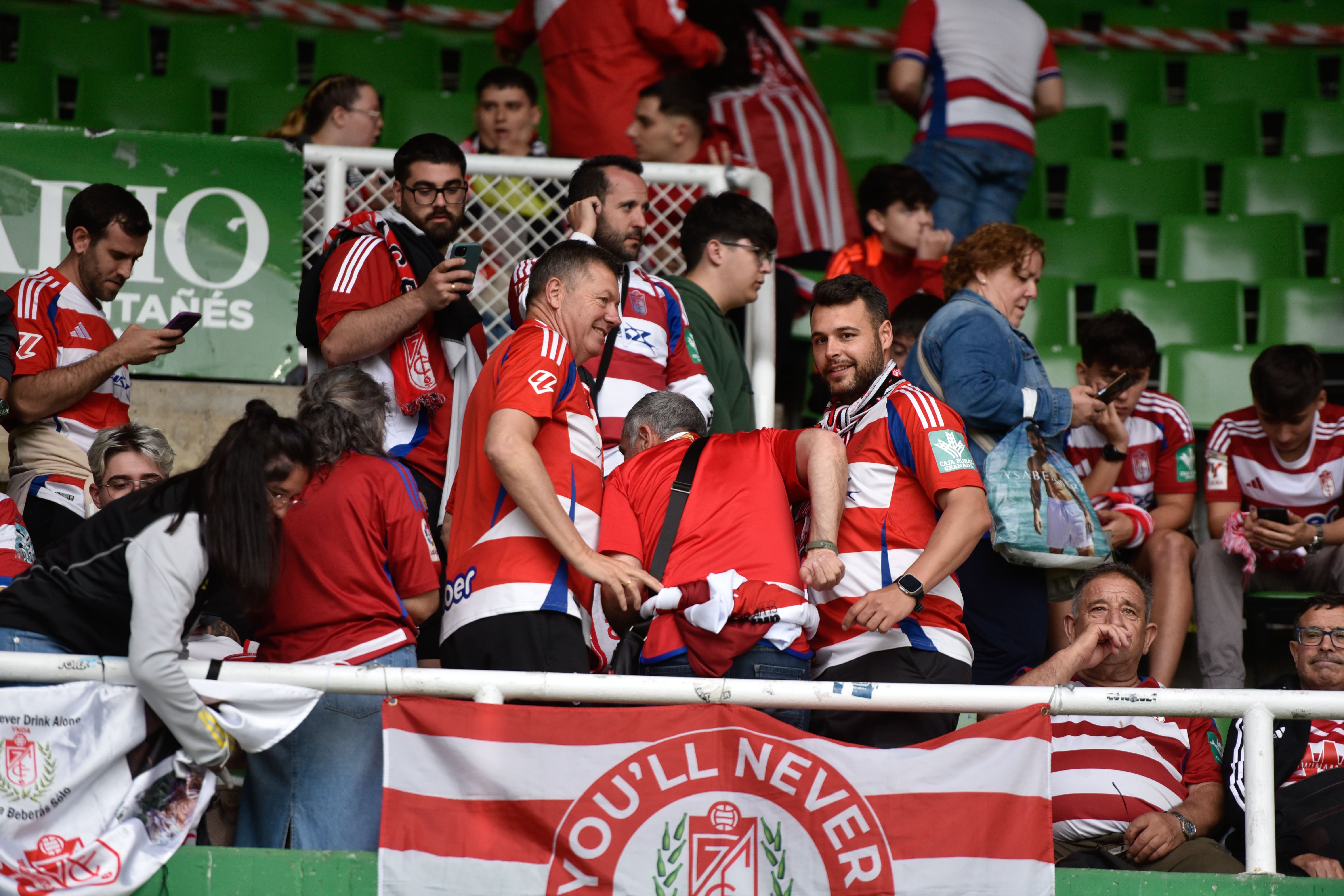 Las imágenes de la afición del Granada en Santander