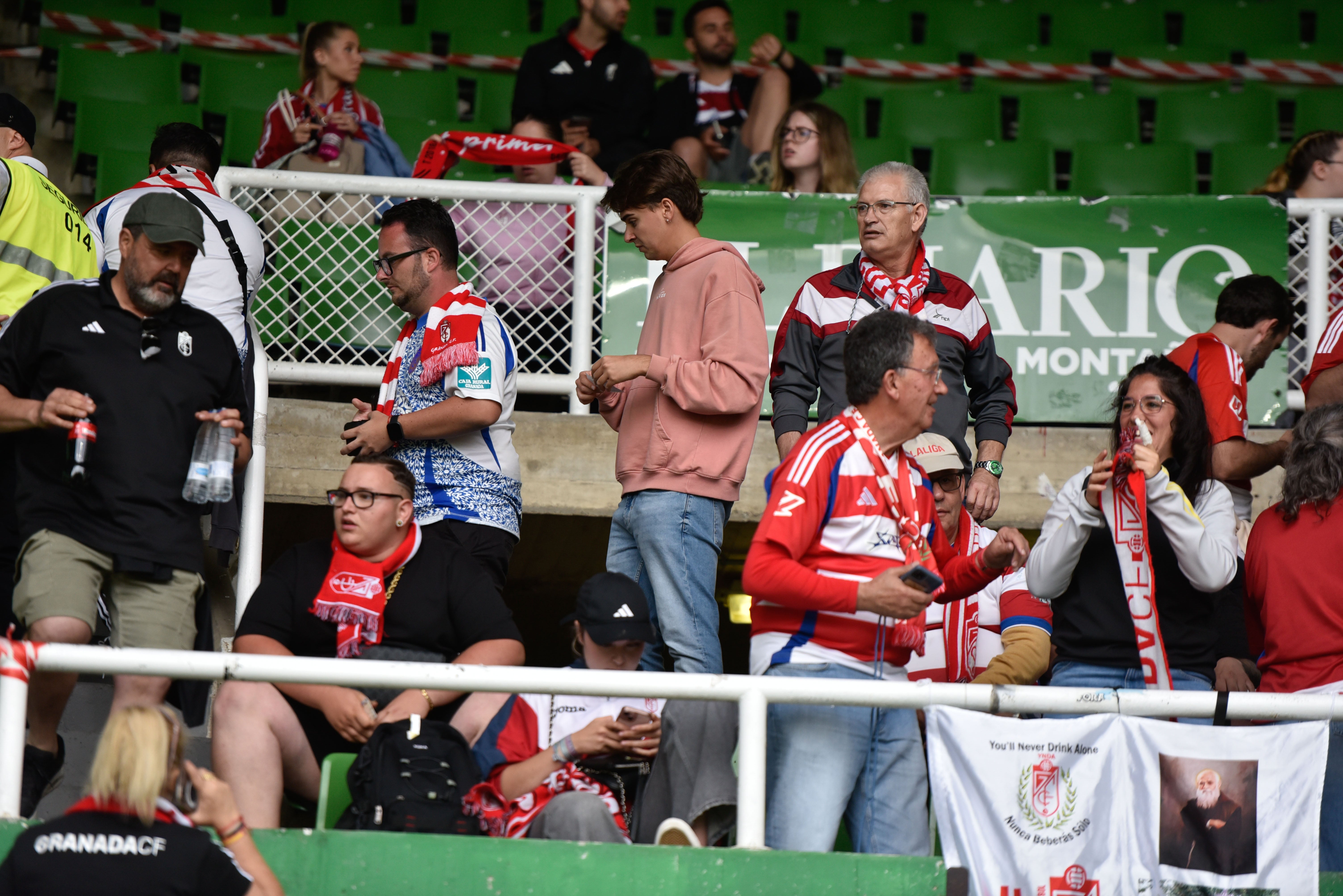 Las imágenes de la afición del Granada en Santander