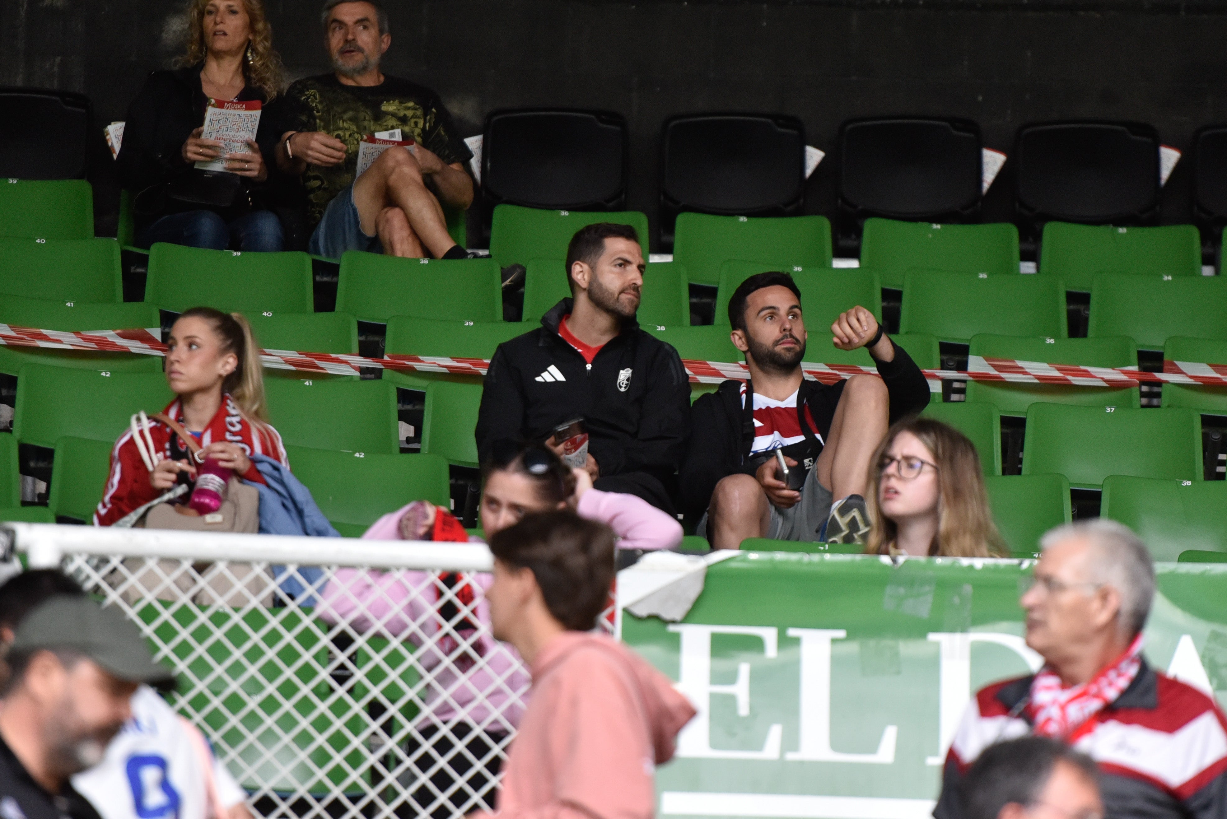 Las imágenes de la afición del Granada en Santander