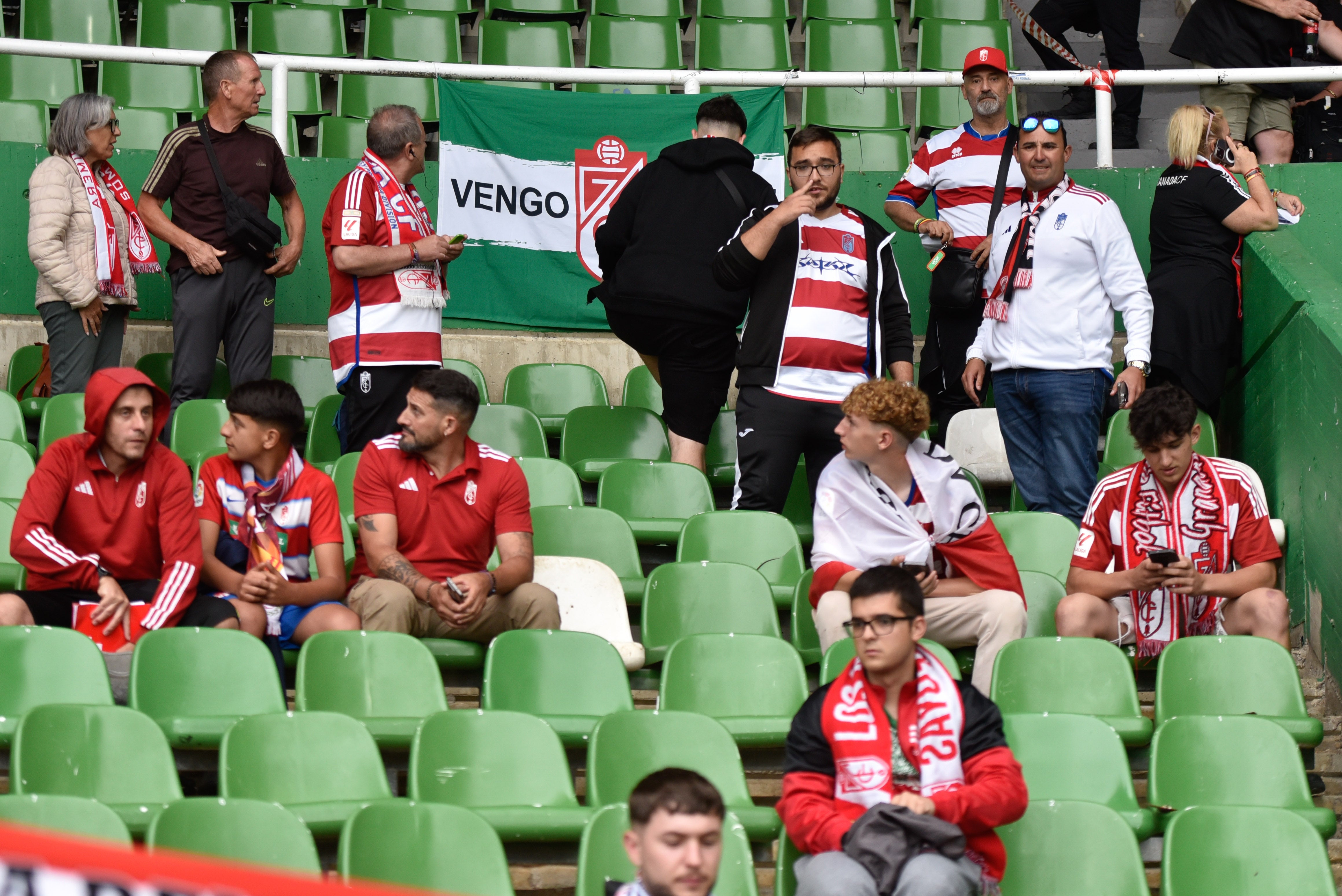 Las imágenes de la afición del Granada en Santander