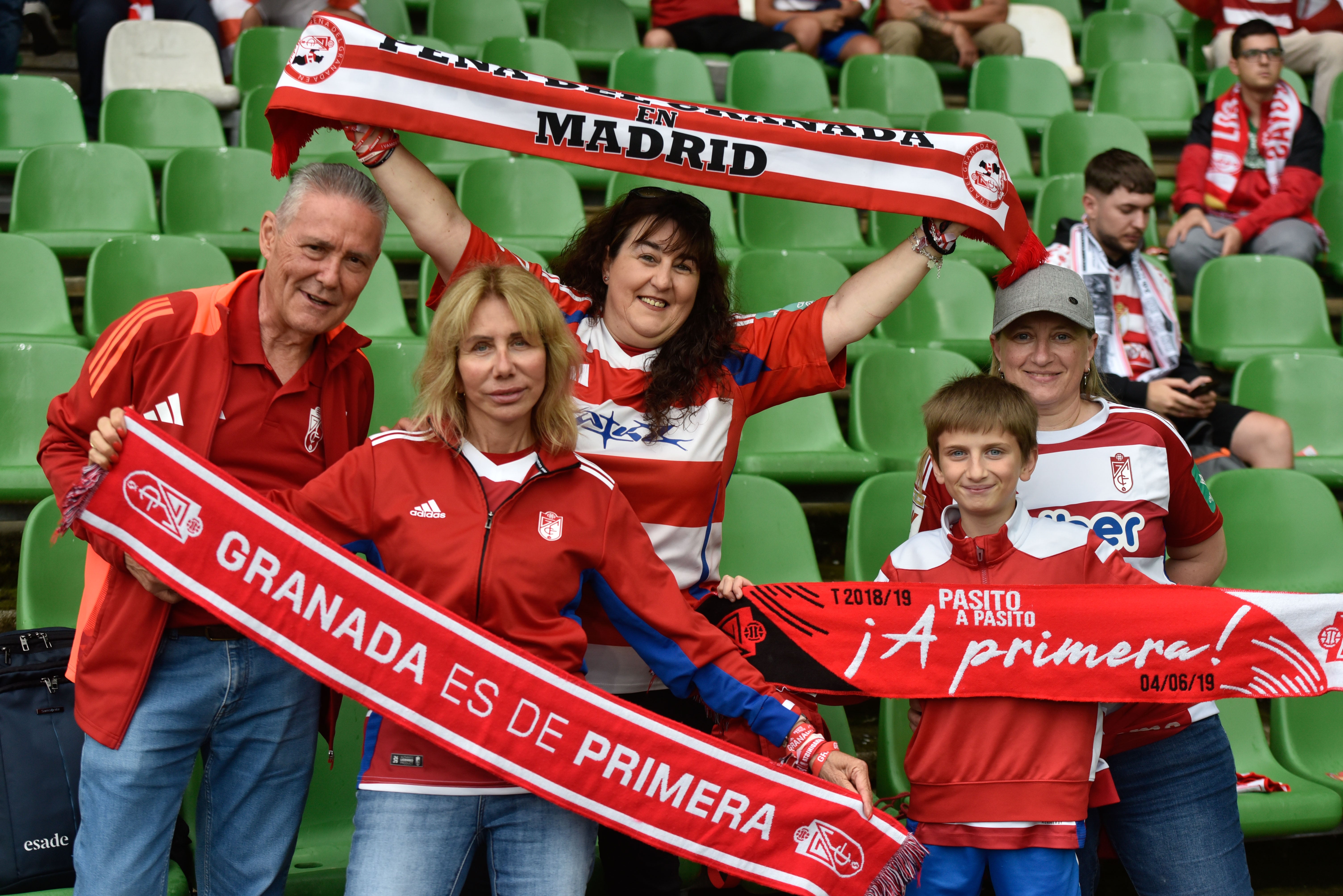 Las imágenes de la afición del Granada en Santander
