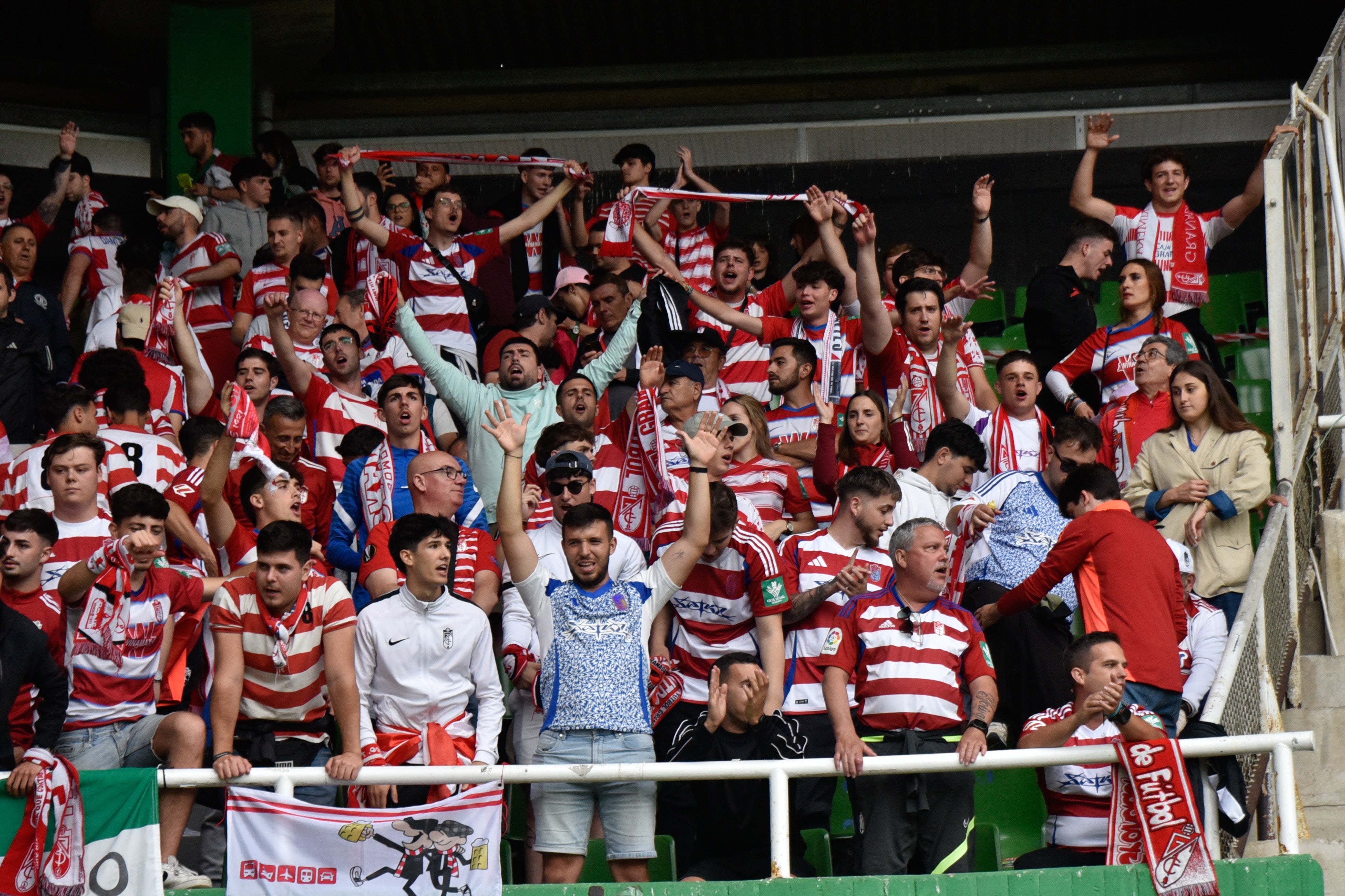 Las imágenes de la afición del Granada en Santander
